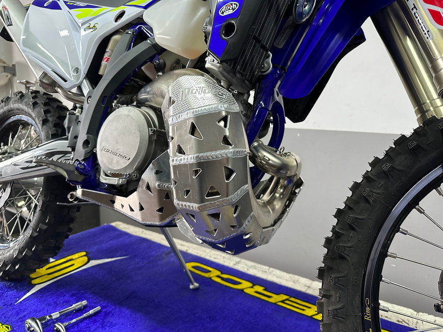CUBRECARTER CON PROTECTOR DE BUFANDA SPES SHERCO SE-R 250/300-2023-2025