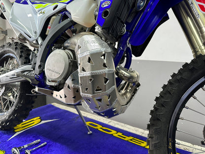 CUBRECARTER CON PROTECTOR DE BUFANDA SPES SHERCO SE-R 250/300-2023-2025