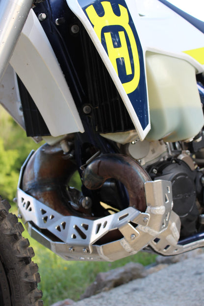 CUBRE CÁRTER CON PROTECCIÓN DE BUFANDA PARA KTM-HUSQVARNA-GASGAS TPI 2020-2023