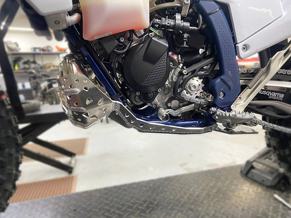 CUBRECARTER CON PROTECTOR DE BUFANDA KTM y HUSQVARNA 150 cc (2024-2025)