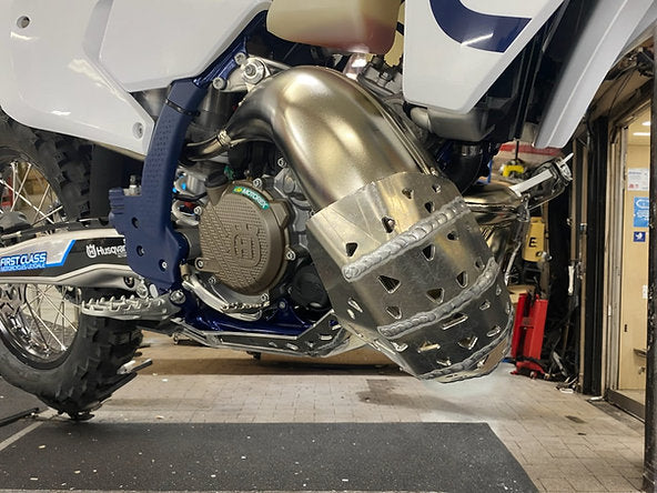 CUBRECARTER CON PROTECTOR DE BUFANDA KTM y HUSQVARNA 150 cc (2024-2025)